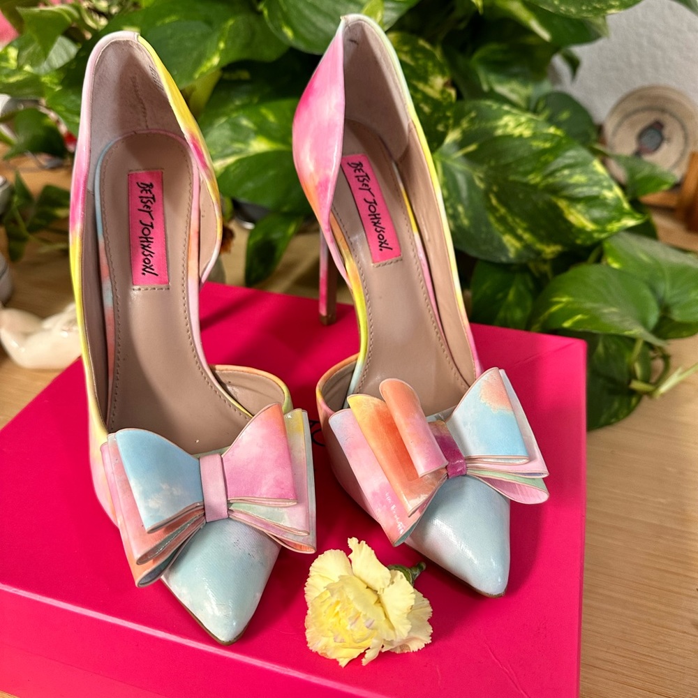 Betsy Johnson tie dye bow heals
